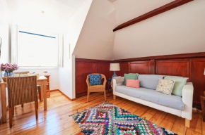 Central, Comfy and Light-filled Apt, By TimeCooler